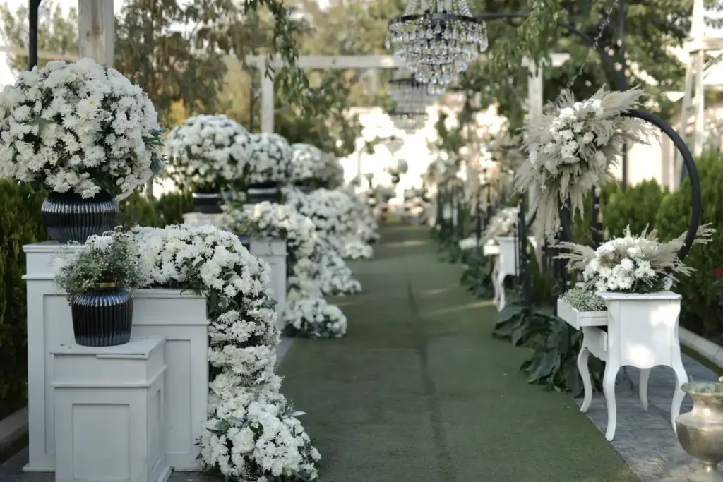 Aisle in white