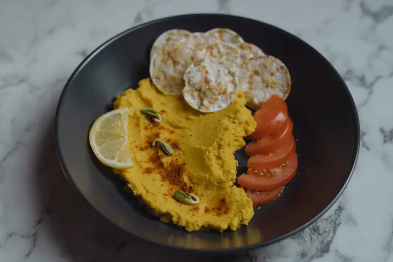Hummus with rice cakes