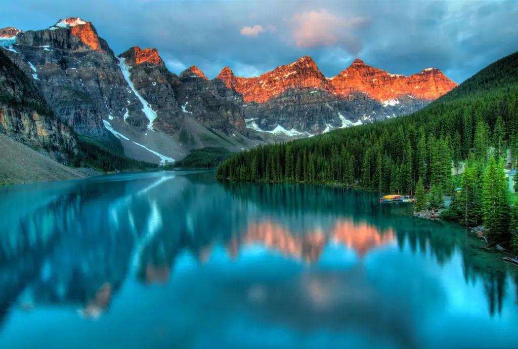Turquoise lake below the peaks